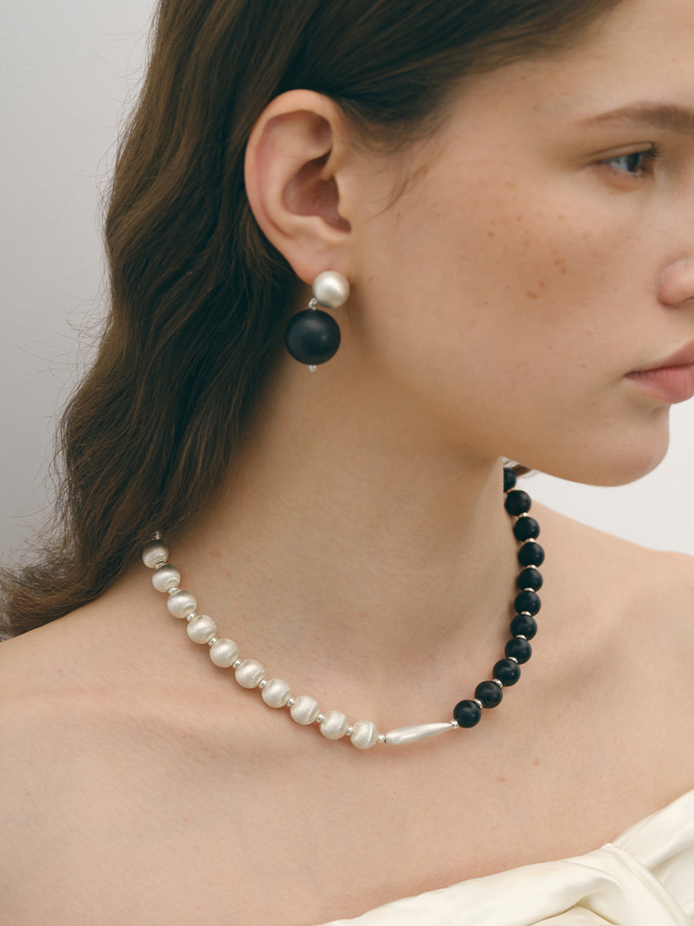 Collier bicolore en bois de santal