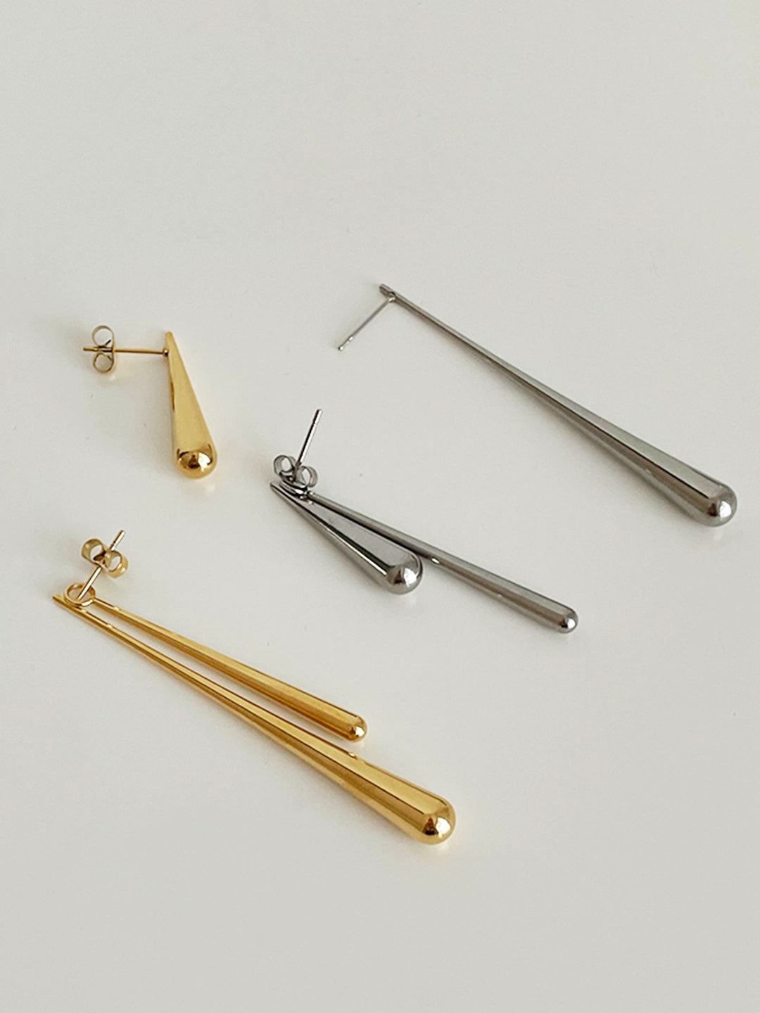 Boucles d'oreilles asymétriques en forme de goutte d'eau dorée