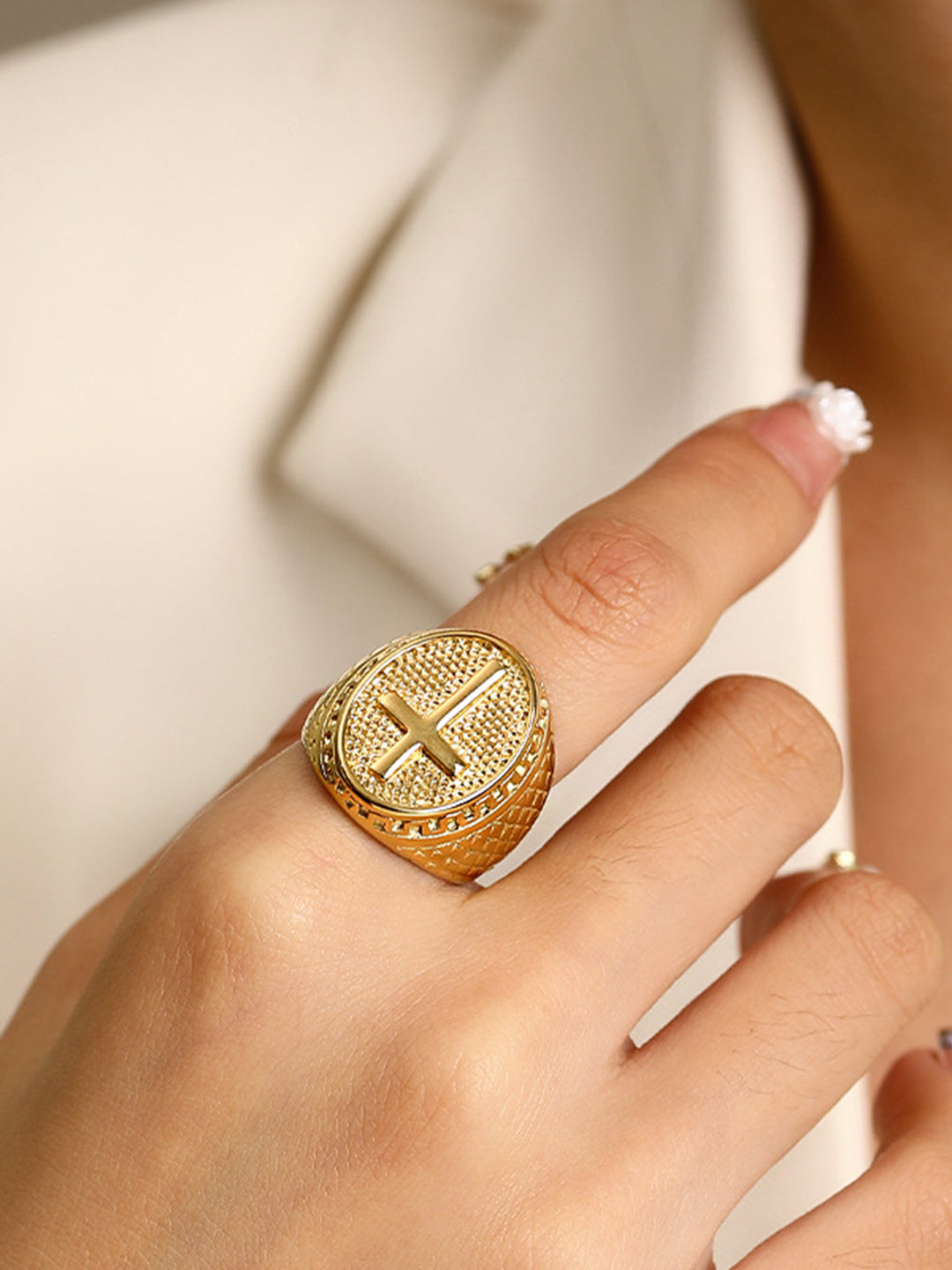 Bague croisillon dorée texturée rétro
