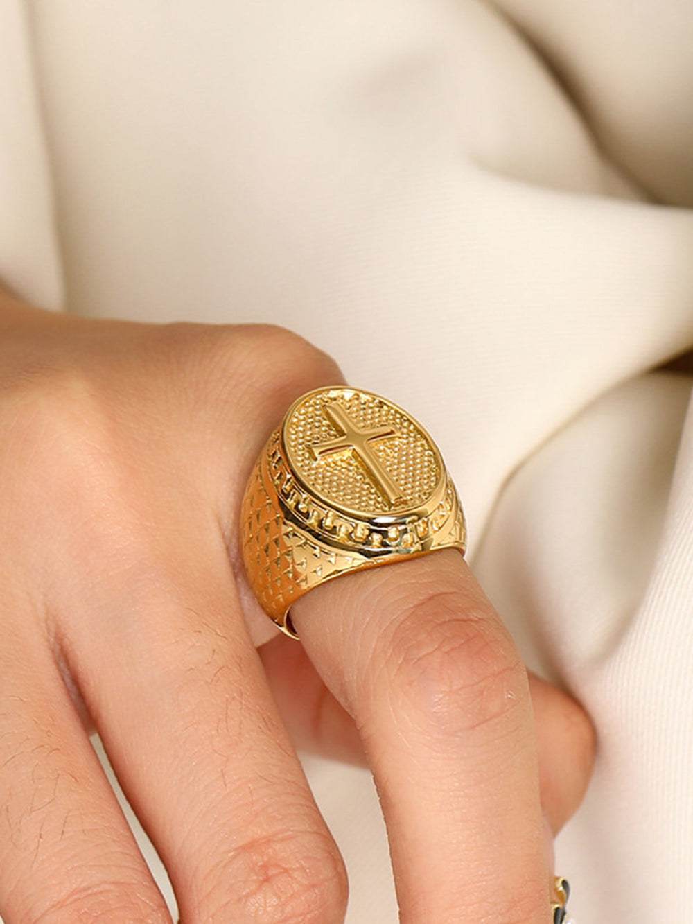 Bague croisillon dorée texturée rétro