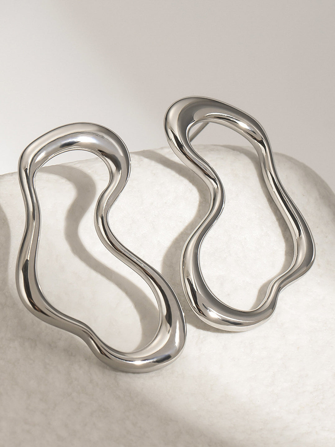 Boucles d'oreilles irrégulières en métal avec clous