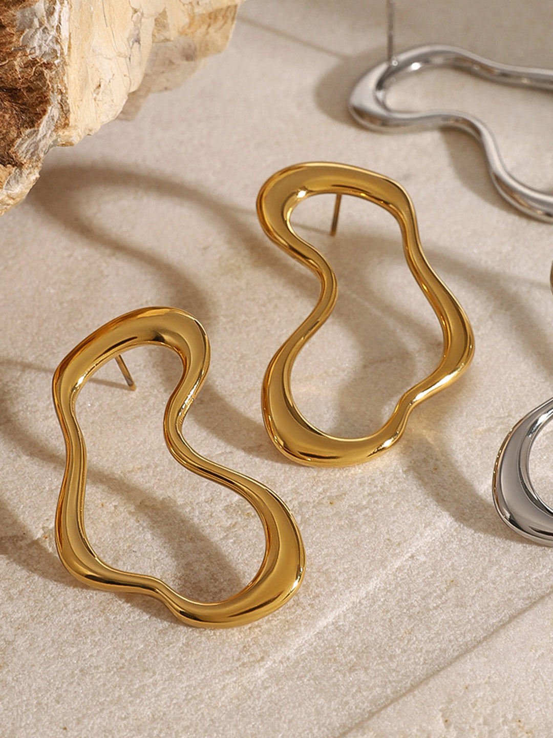 Boucles d'oreilles irrégulières en métal avec clous