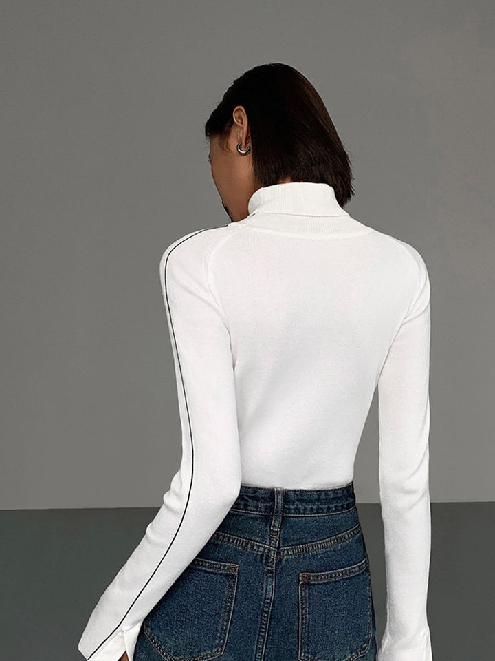 Pull en tricot à col roulé avec passepoil contrastant