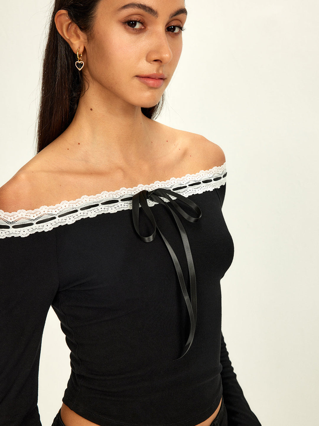 Blouse à épaules dénudées avec bordure en dentelle