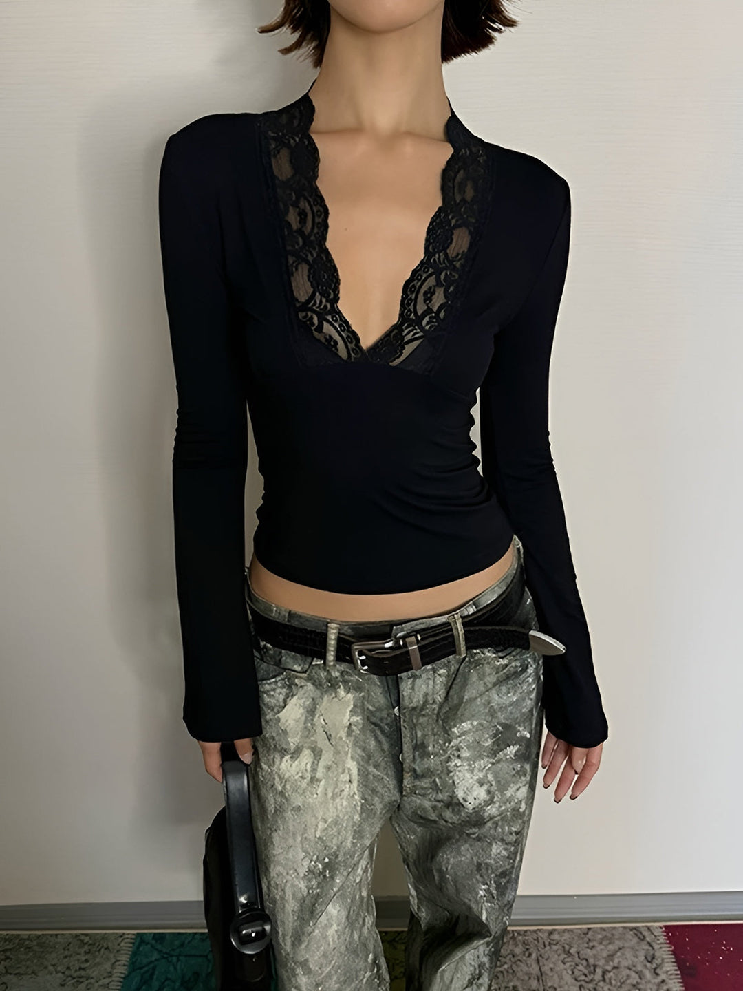 T-shirt à encolure en V avec bordure en dentelle