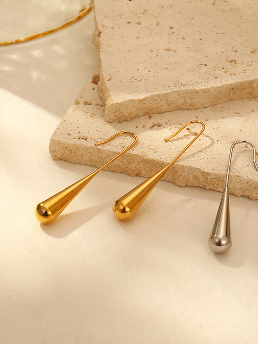 Boucles d'oreilles minimalistes en forme de goutte d'eau