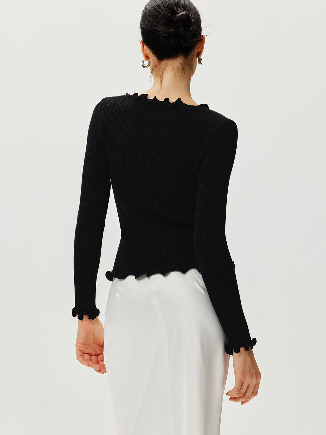 Pull à manches longues avec nœud en strass et bordure festonnée