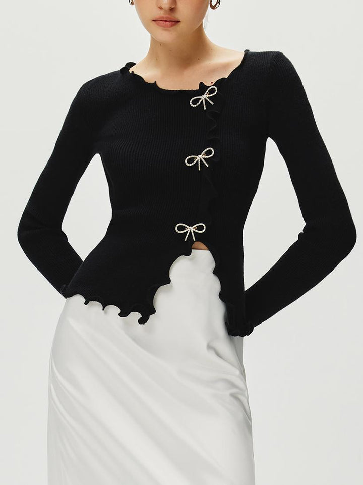 Pull à manches longues avec nœud en strass et bordure festonnée