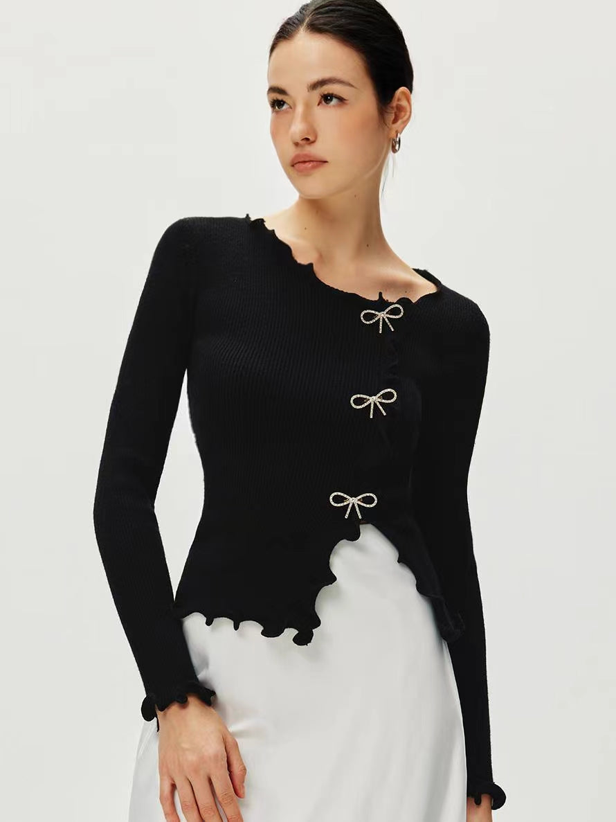 Pull à manches longues avec nœud en strass et bordure festonnée