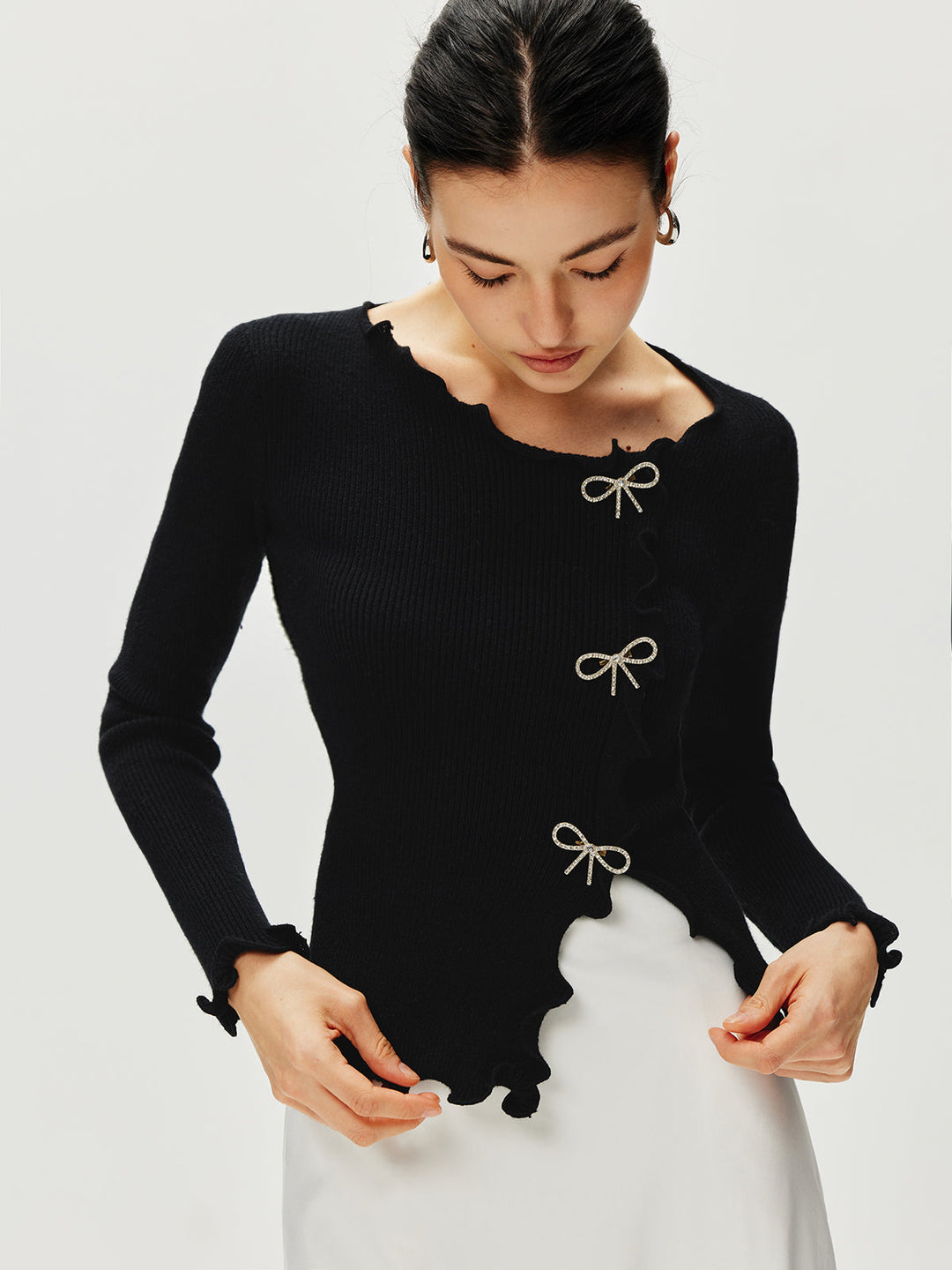 Pull à manches longues avec nœud en strass et bordure festonnée