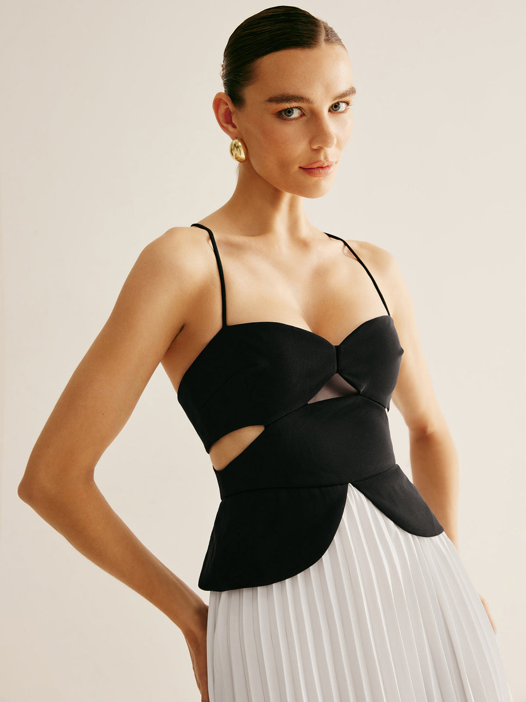 Robe plissée à découpes bicolores