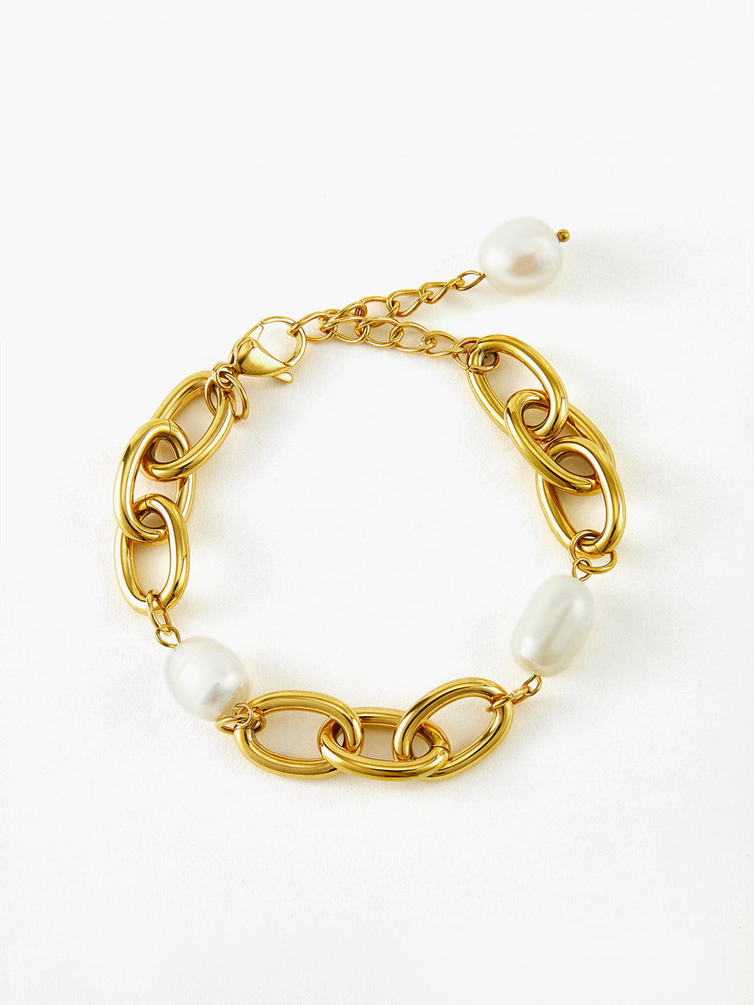 Bracelet à chaîne dorée avec perle ovale