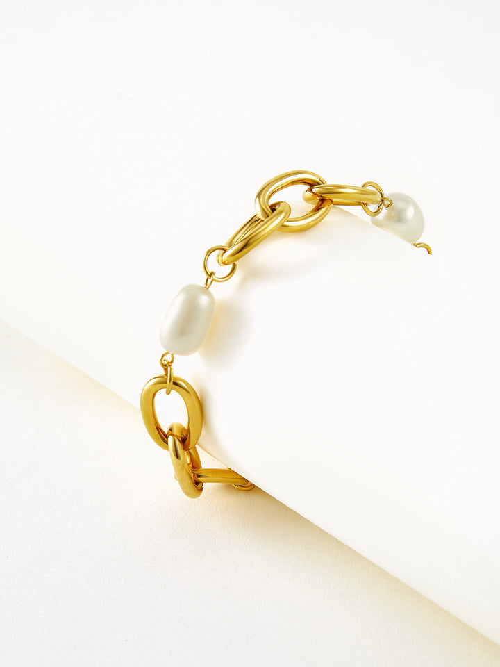 Bracelet à chaîne dorée avec perle ovale