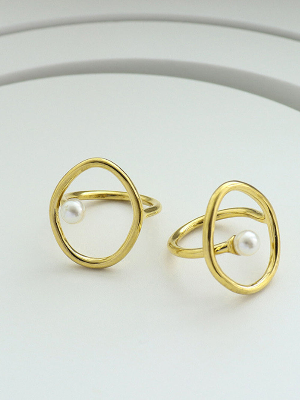 Bague en or avec anneau rond en nacre d'eau douce