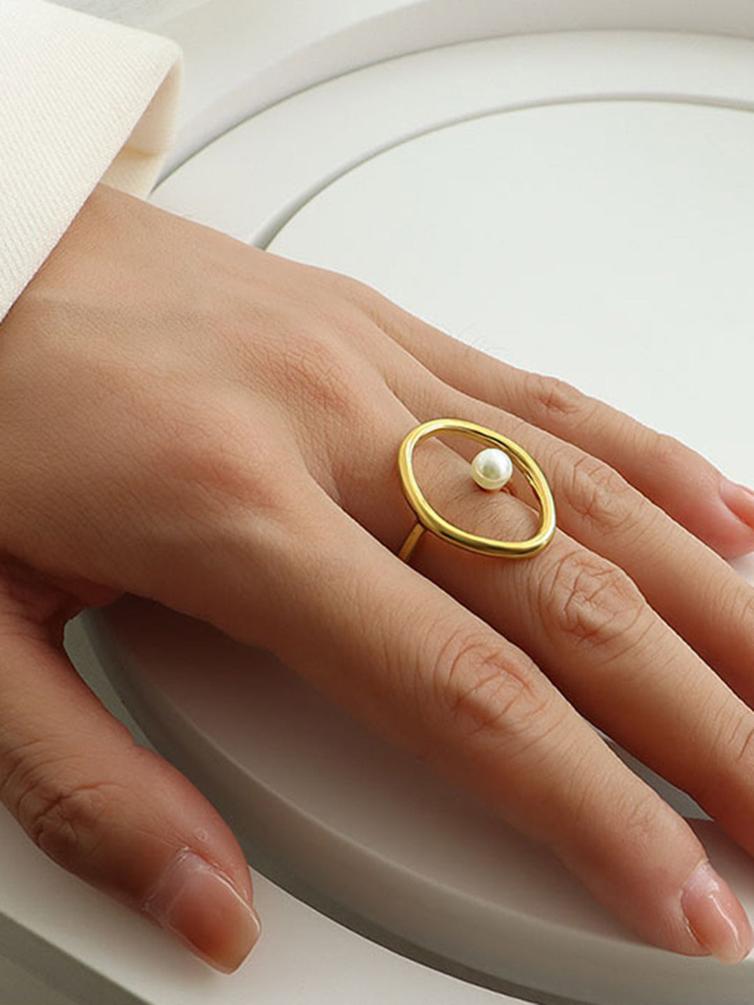 Bague en or avec anneau rond en nacre d'eau douce