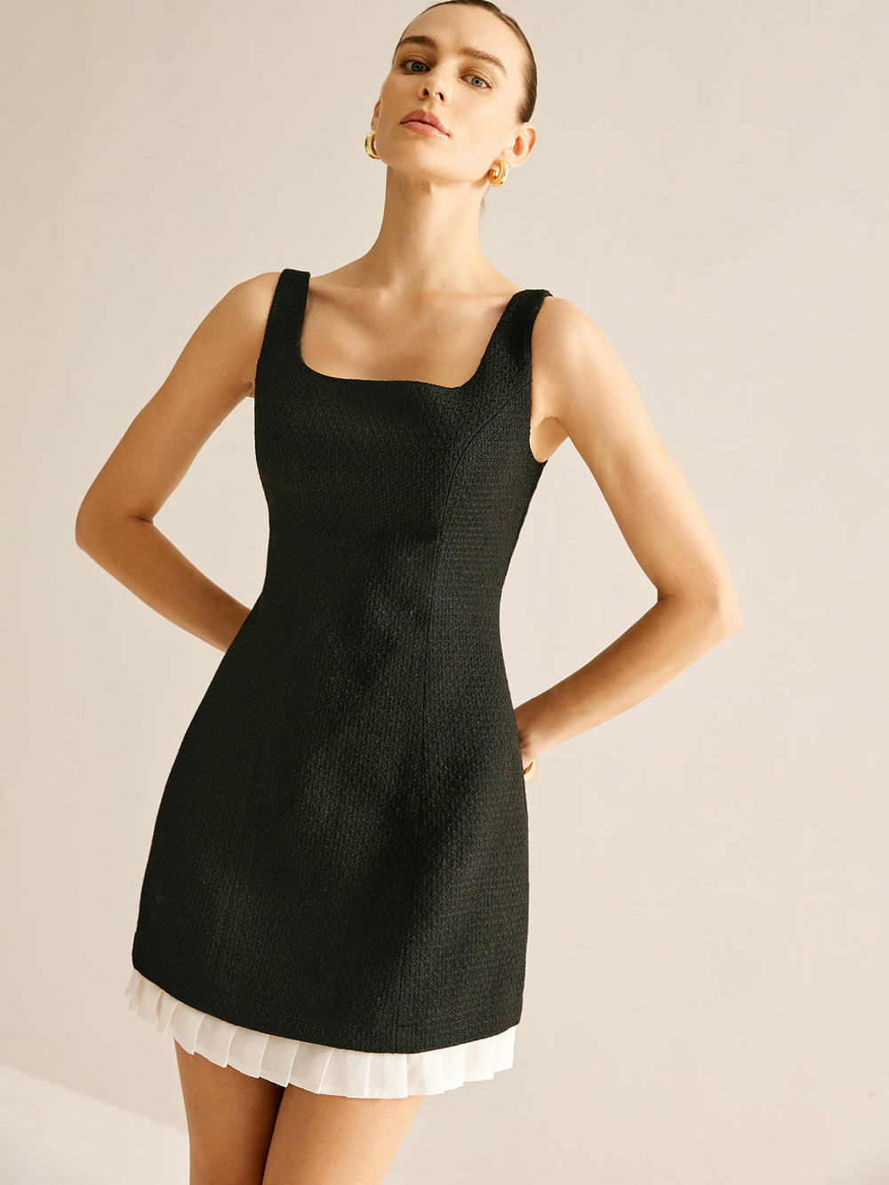 Robe Courte en Tweed à Volants Plissés