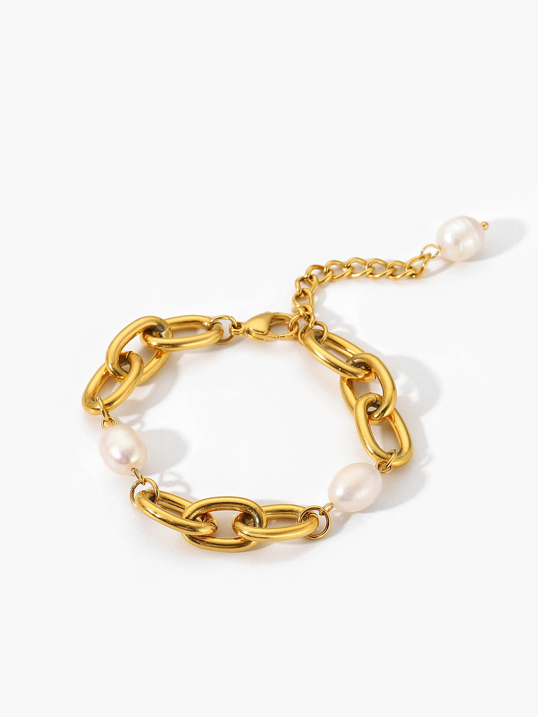 Bracelet à chaîne dorée avec perle ovale
