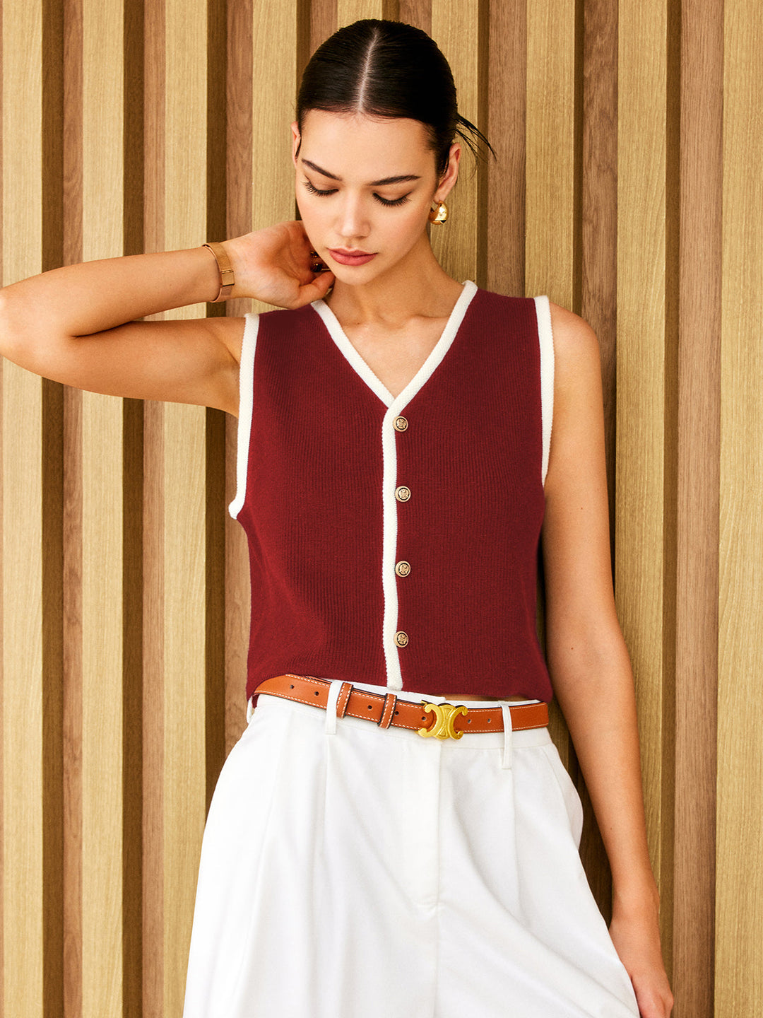 Gilet sans manches à boutons dorés et bordure contrastante