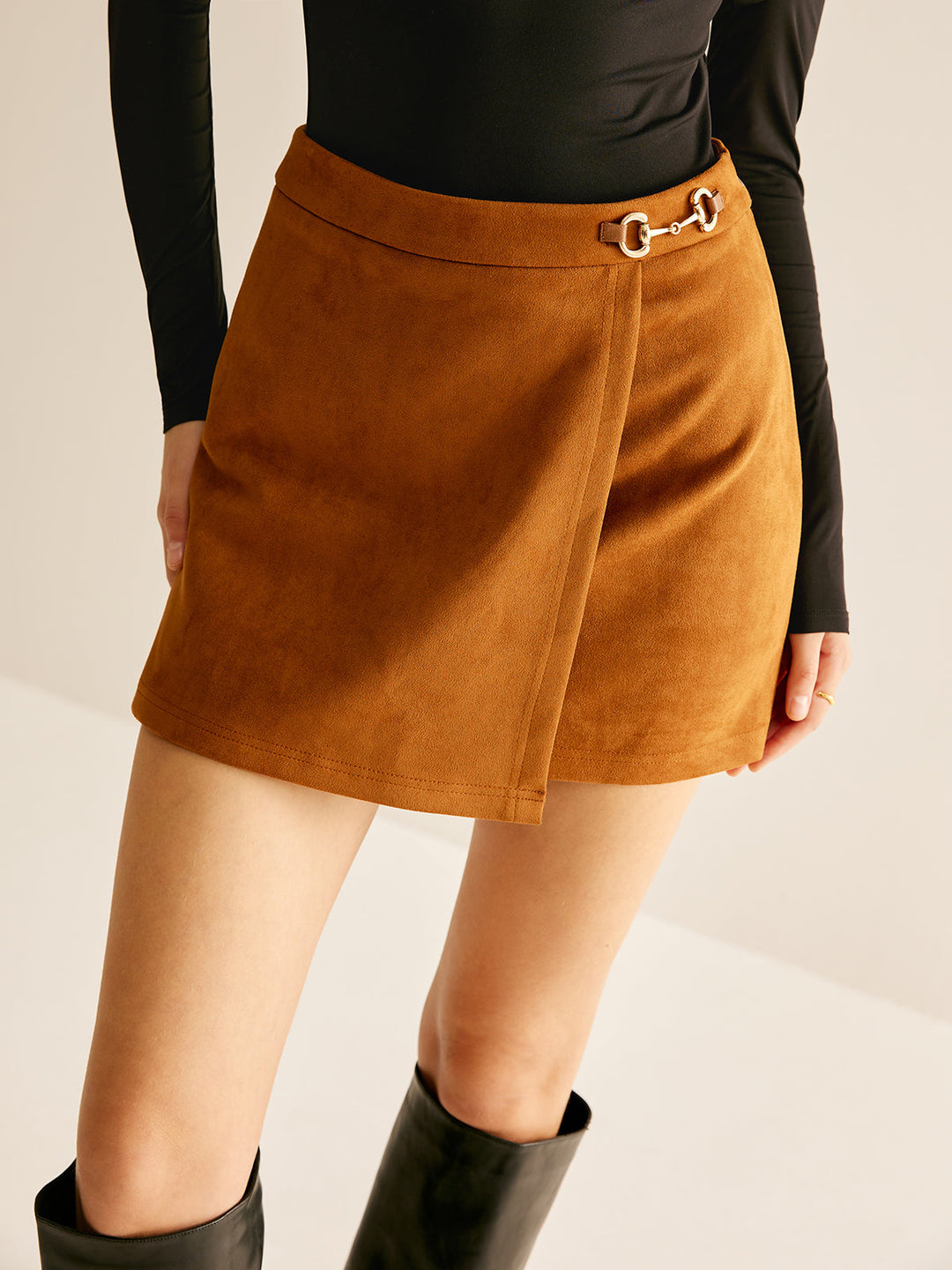 Jupe Mini en Daim avec Détails Métalliques
