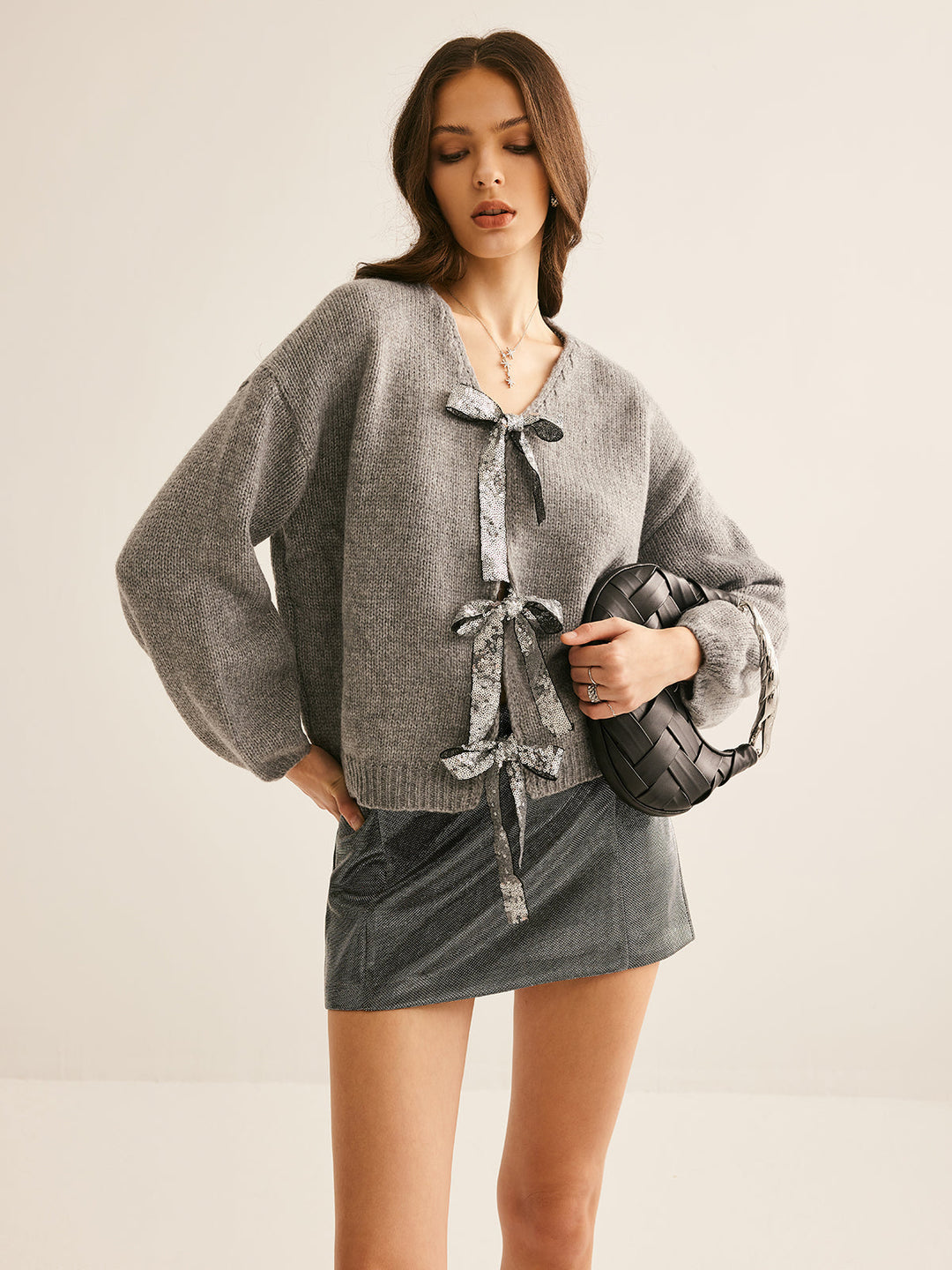 Cardigan à col en V et nœud papillon