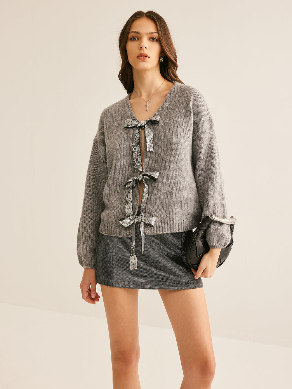 Cardigan à col en V et nœud papillon