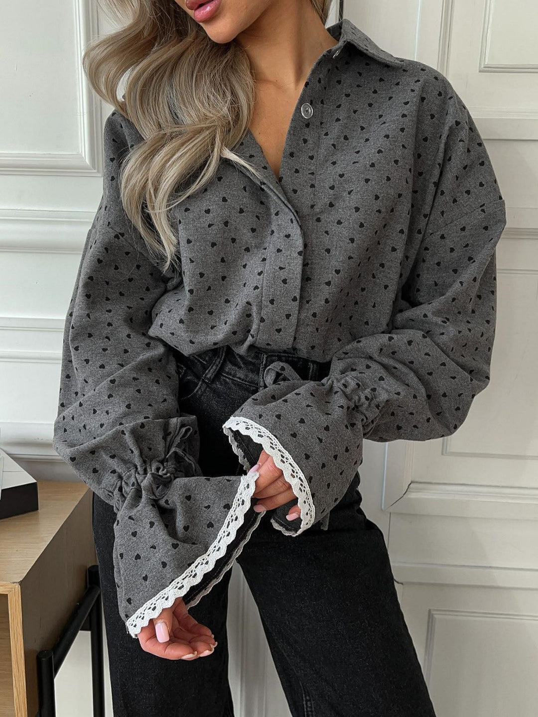Chemise boutonnée pour femmes avec imprimé cœur