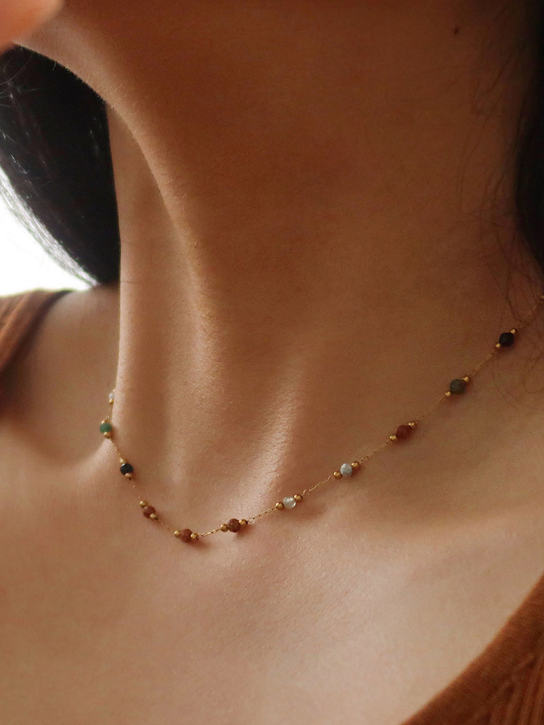 Collier à maillons perlés colorés