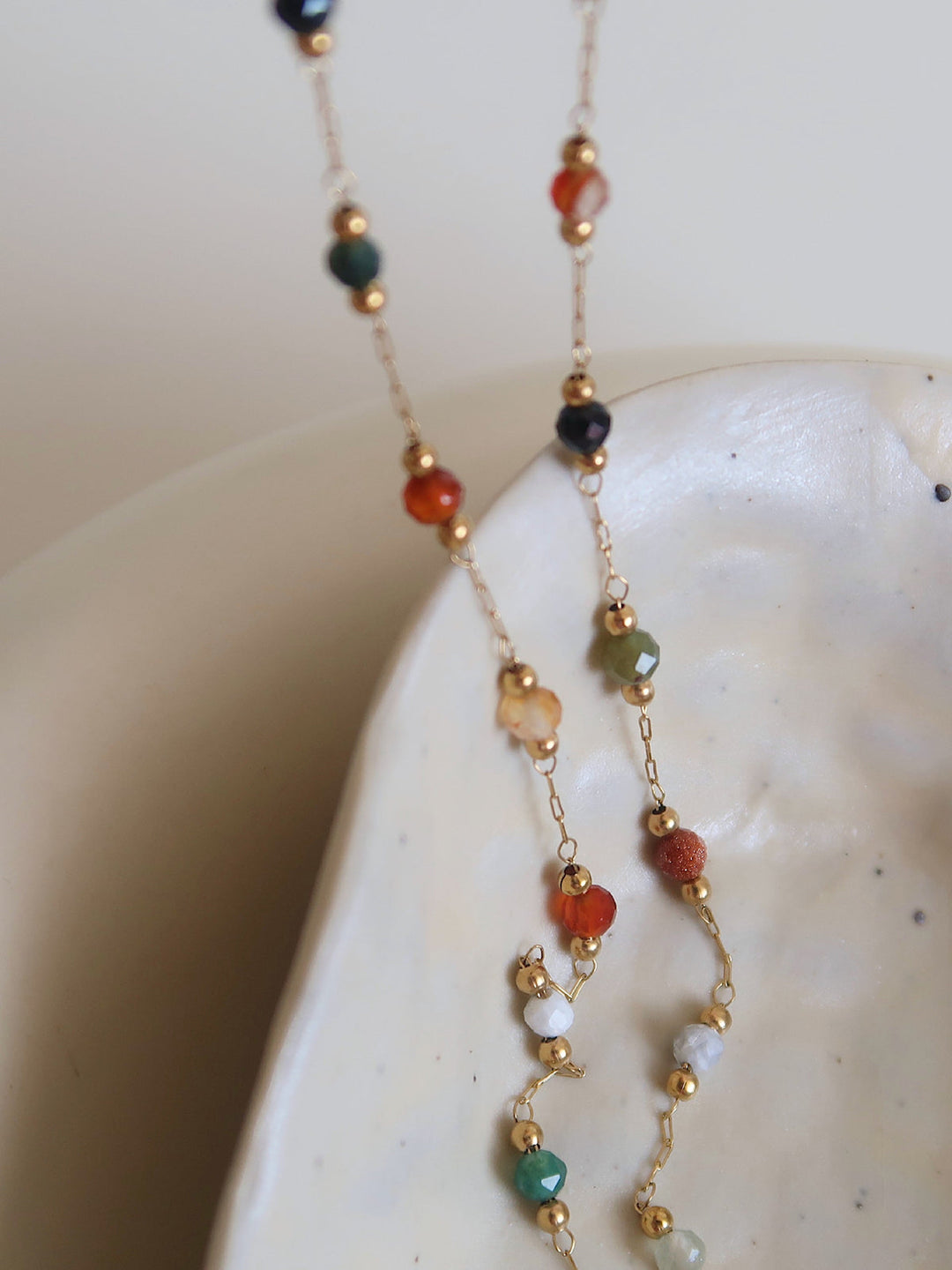 Collier à maillons perlés colorés