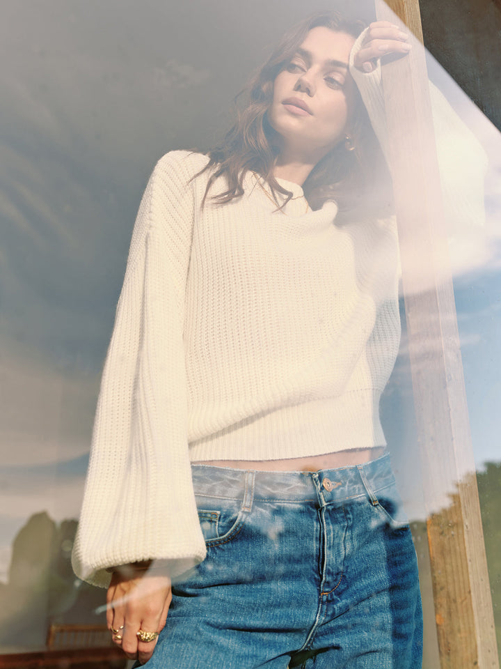 Pull ample asymétrique à épaules dénudées
