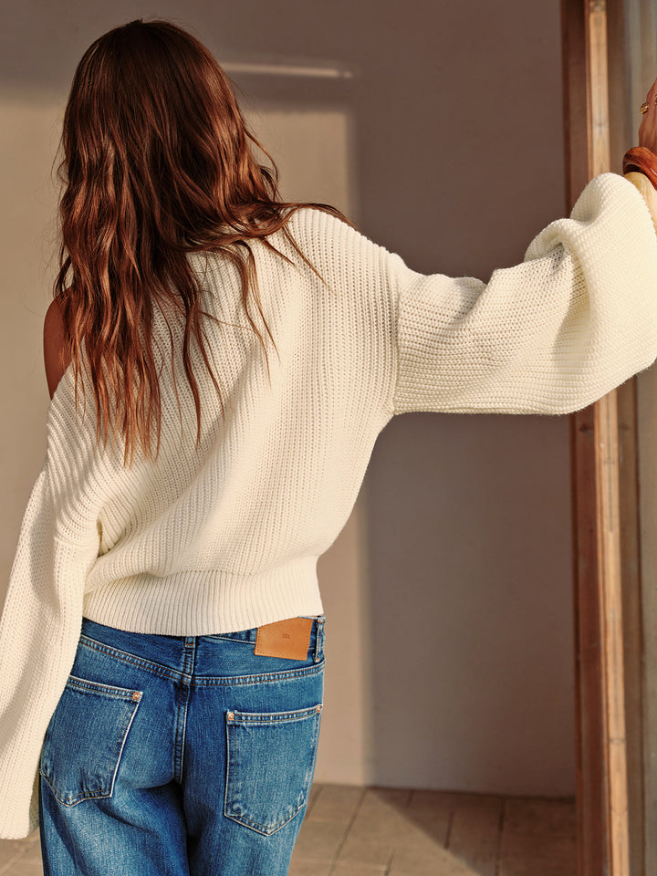 Pull ample asymétrique à épaules dénudées
