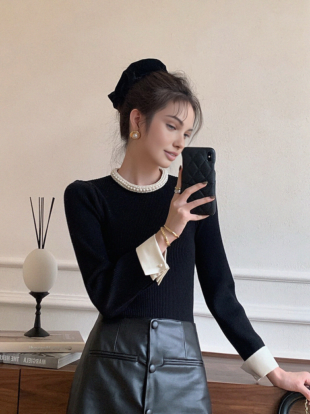 Pull avec détails nacrés et passepoil contrasté