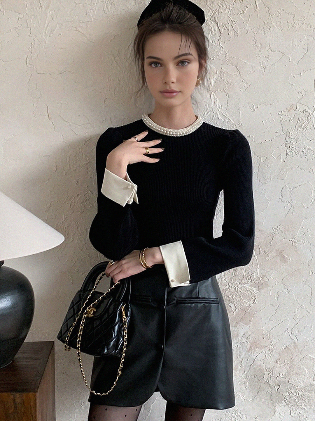 Pull avec détails nacrés et passepoil contrasté