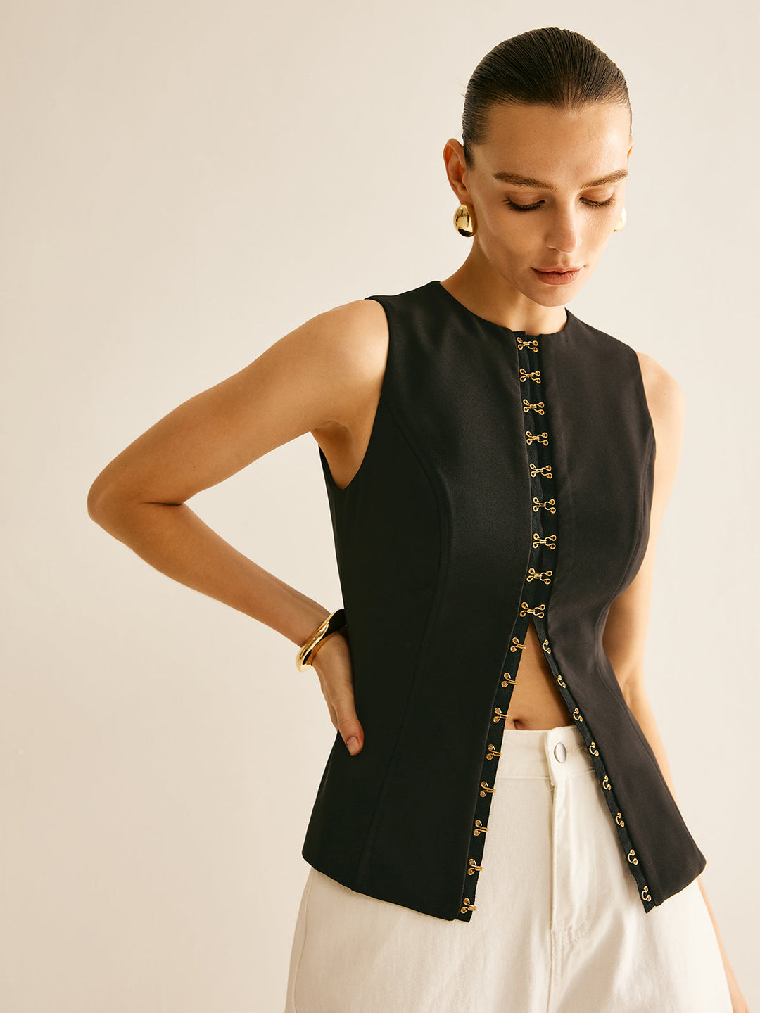 Gilet à col rond avec détails métalliques