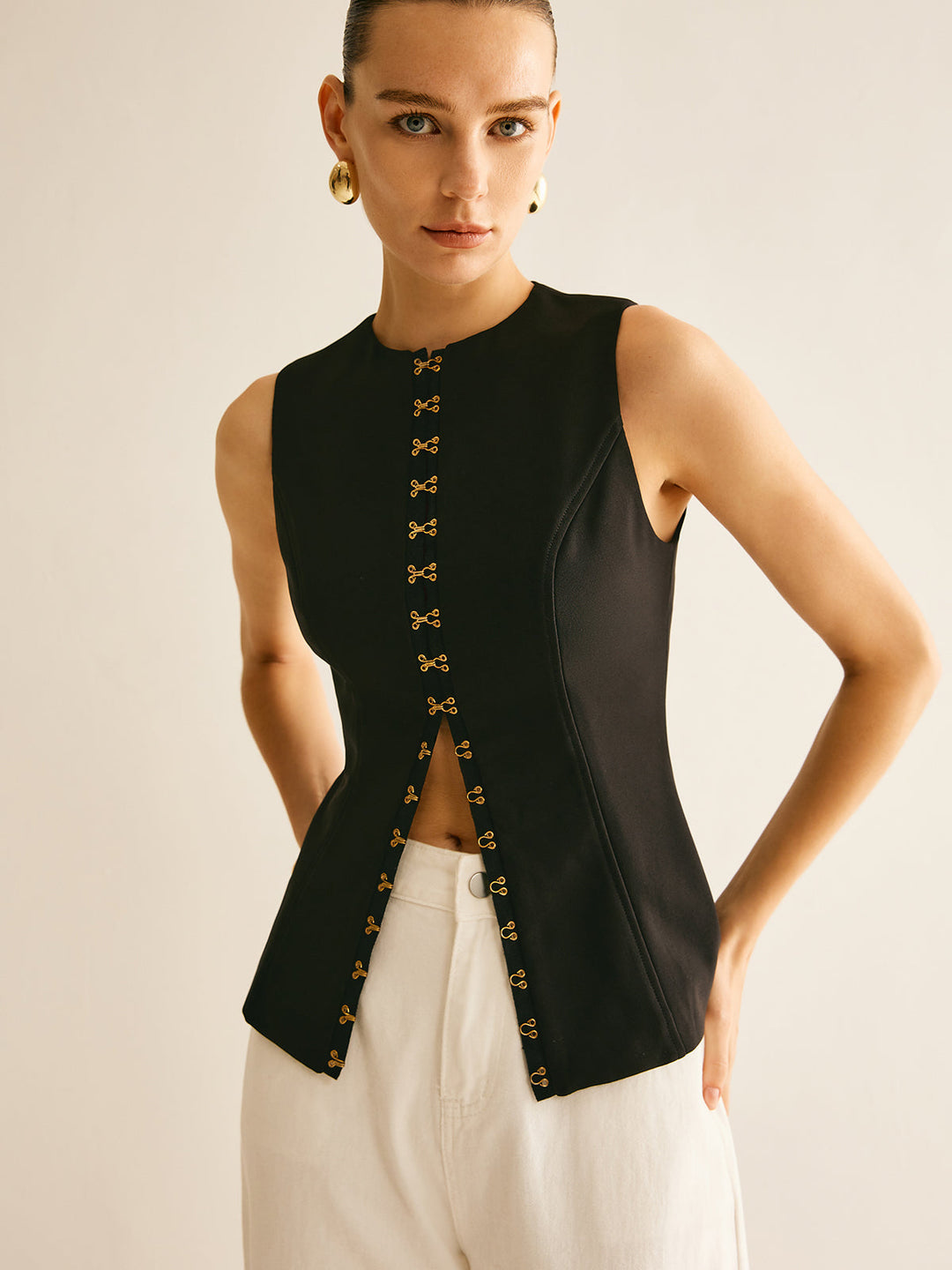 Gilet à col rond avec détails métalliques