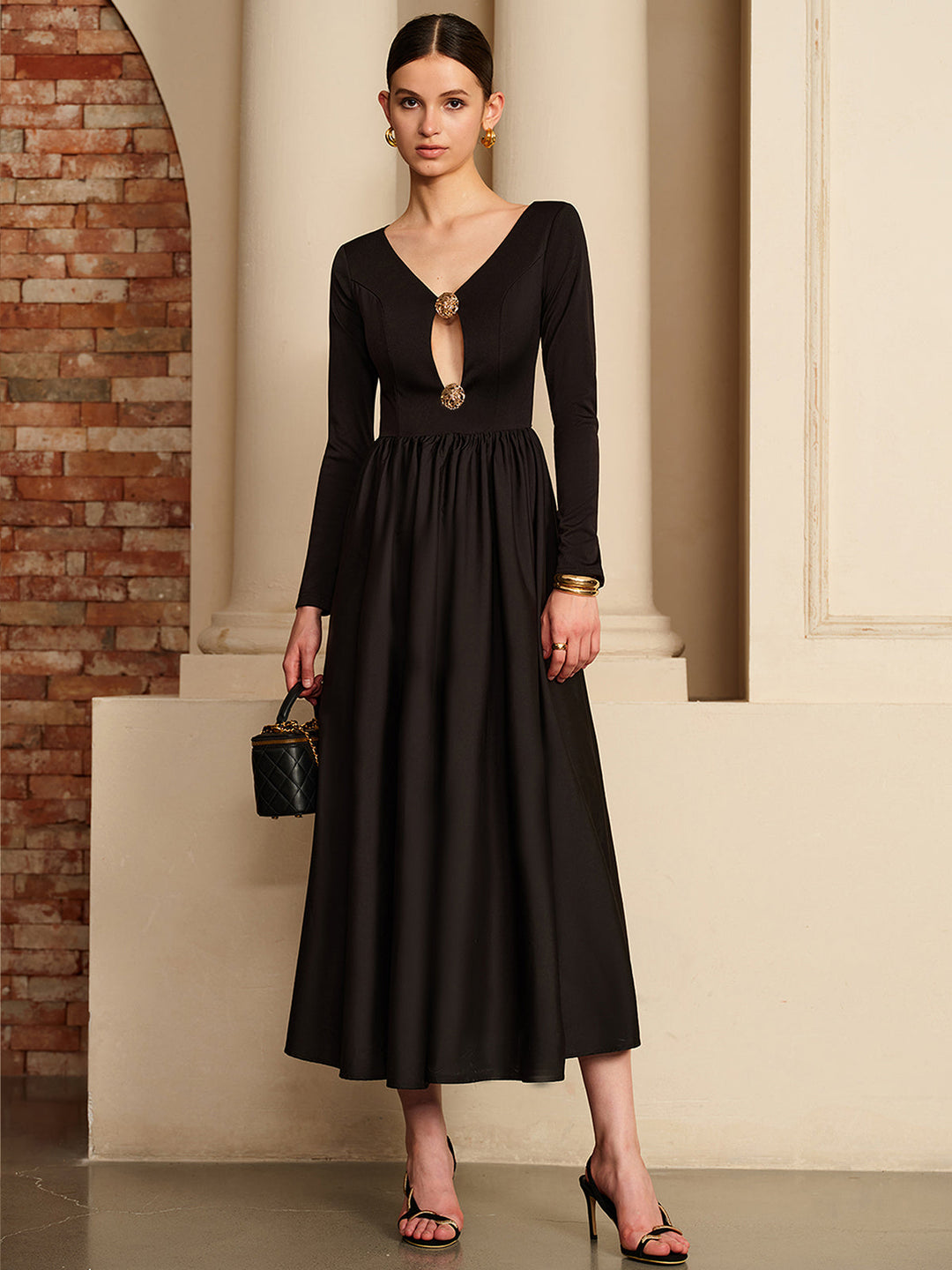 Robe à découpes avec panneaux plissés