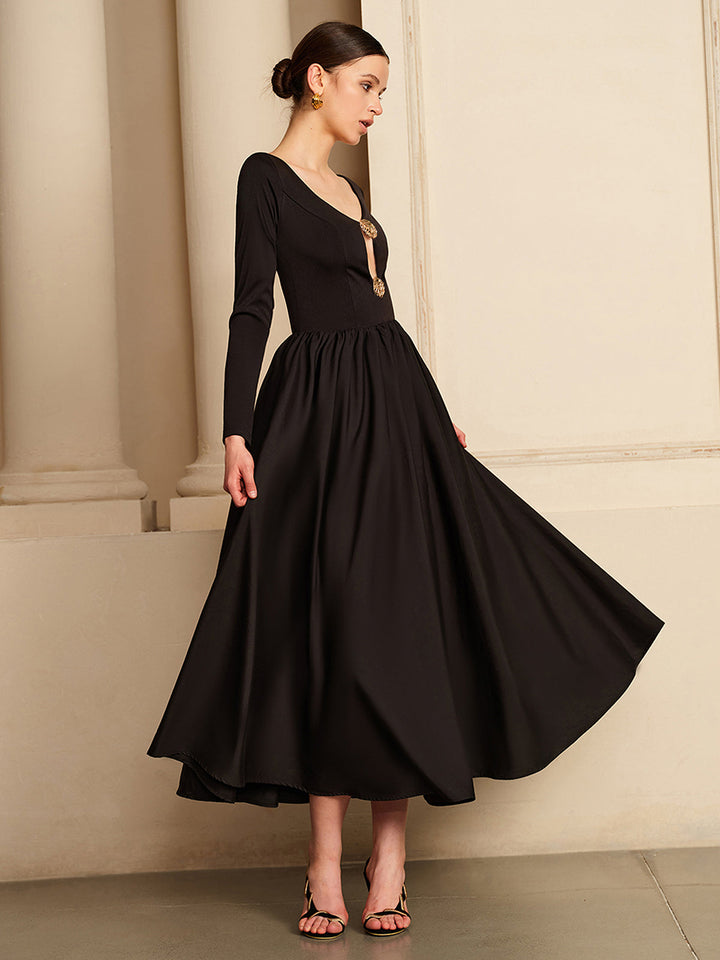 Robe à découpes avec panneaux plissés
