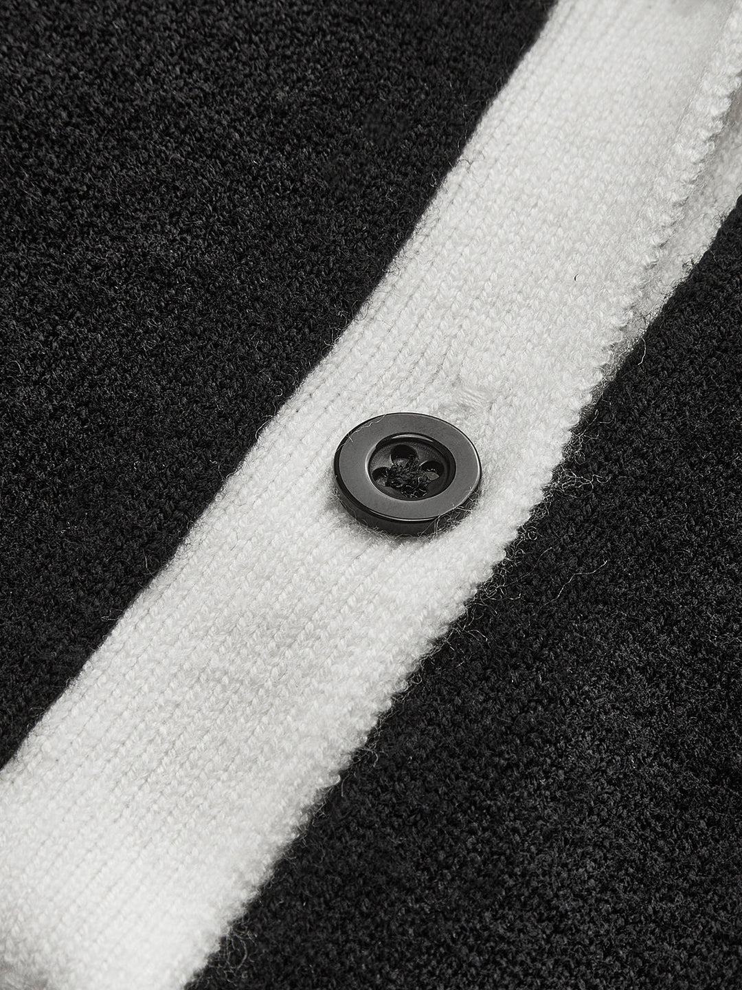 Combinaisons en tricot à encolure en V avec passepoil contrastant