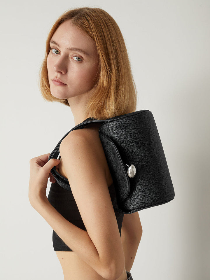 Sac à main à rabat avec boucle texturée
