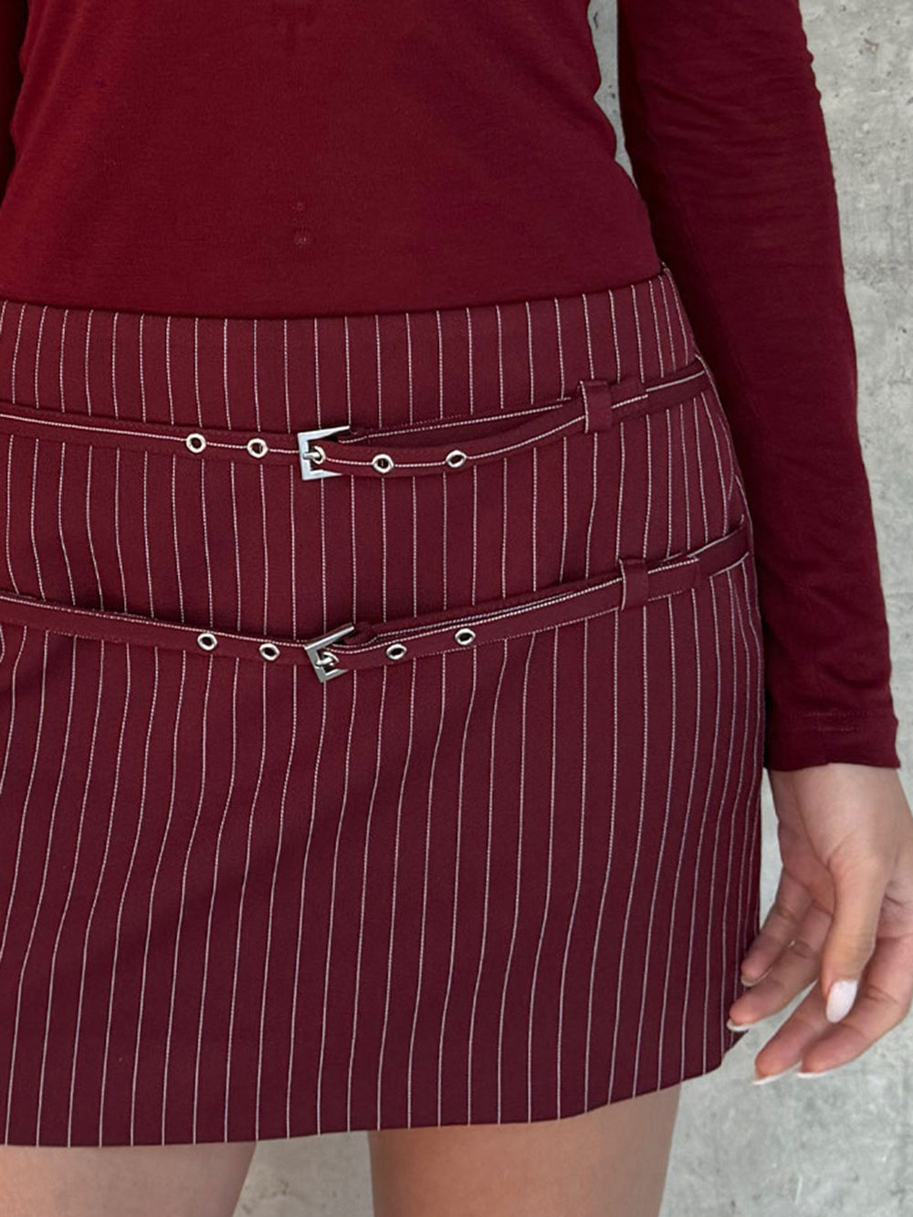 Jupe à fines rayures avec ceinture
