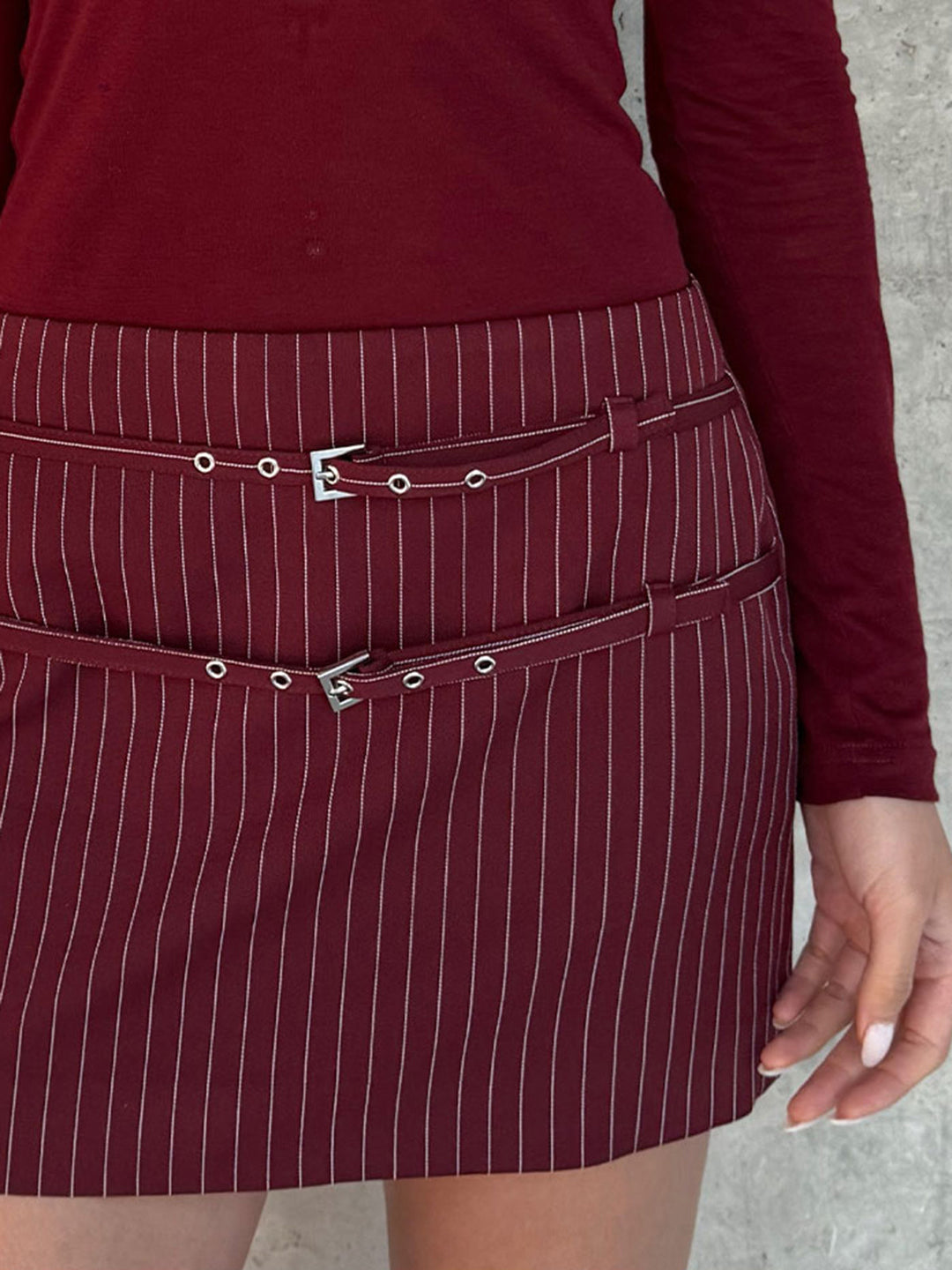 Jupe à fines rayures avec ceinture