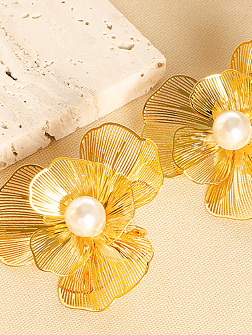 Boucles d'oreilles Fleur en Métal 3D avec Perle