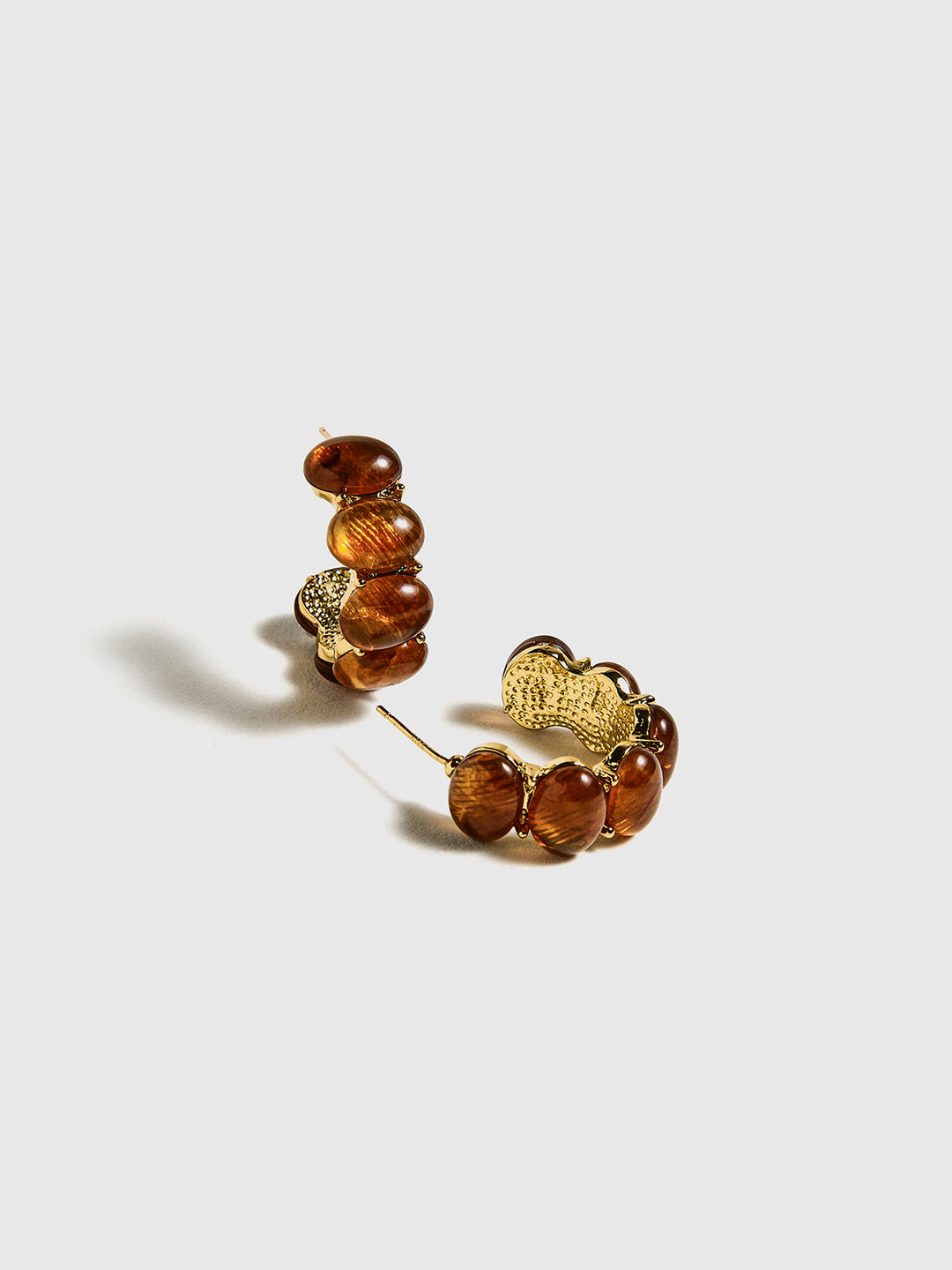 Boucles d'oreilles créoles cloutées vintage ornées de perles