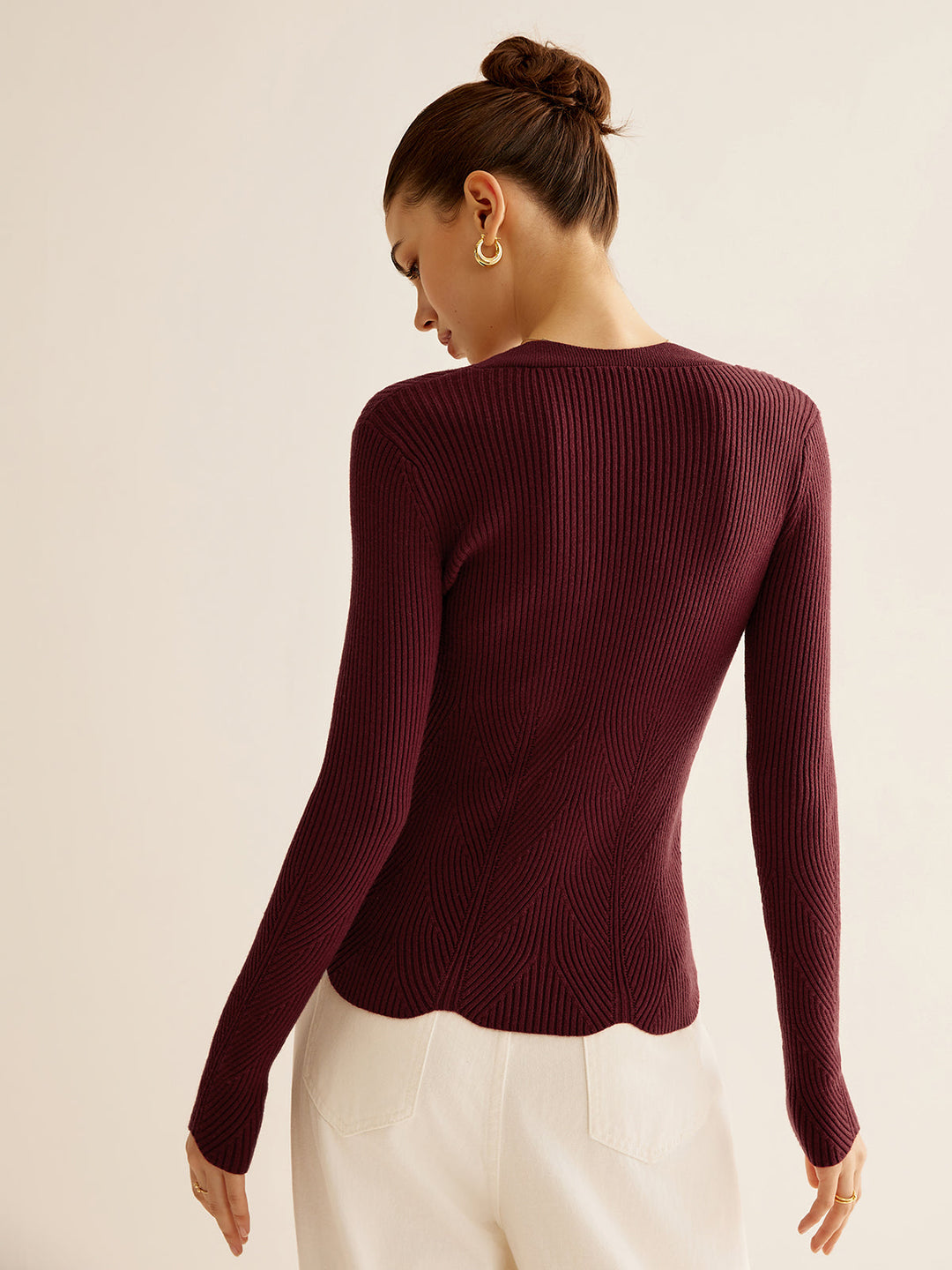 Haut en tricot ajusté avec découpe et finition ondulée