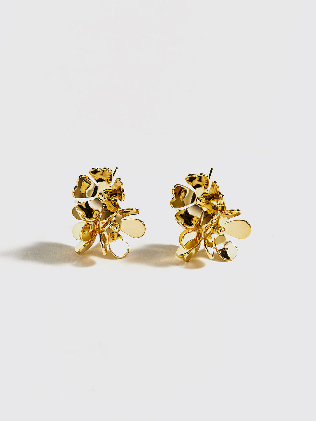 Boucles d'oreilles à tige en métal rétro en fleurs