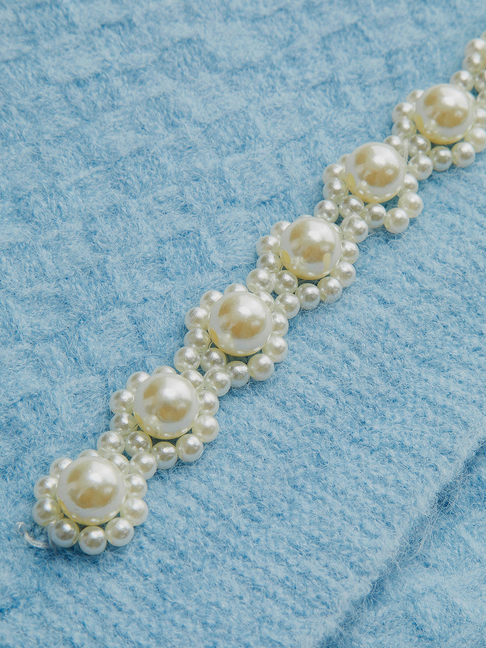 Gilet en tricot torsadé orné de perles