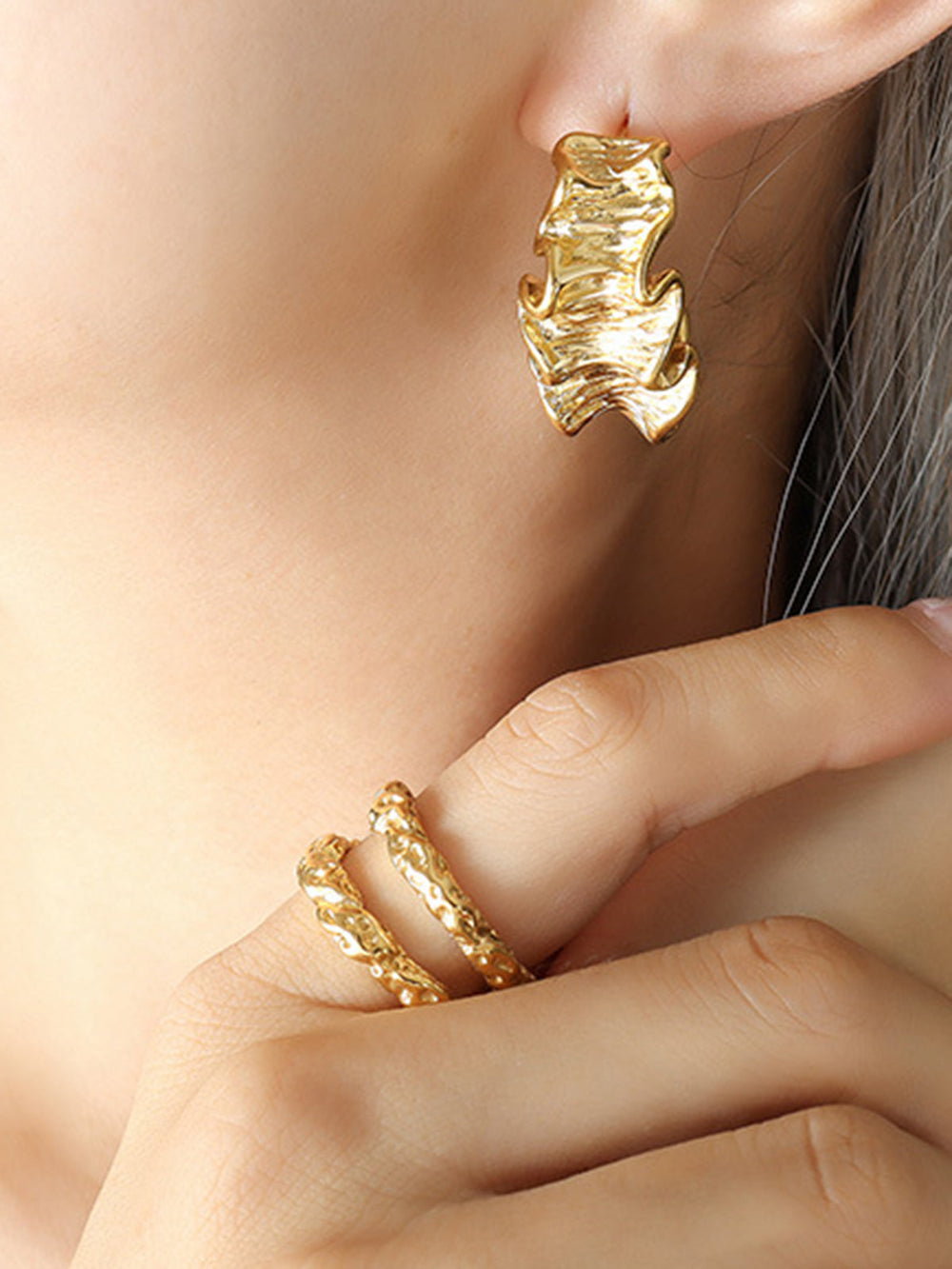 Boucles d'oreilles créoles texturées à vagues plissées
