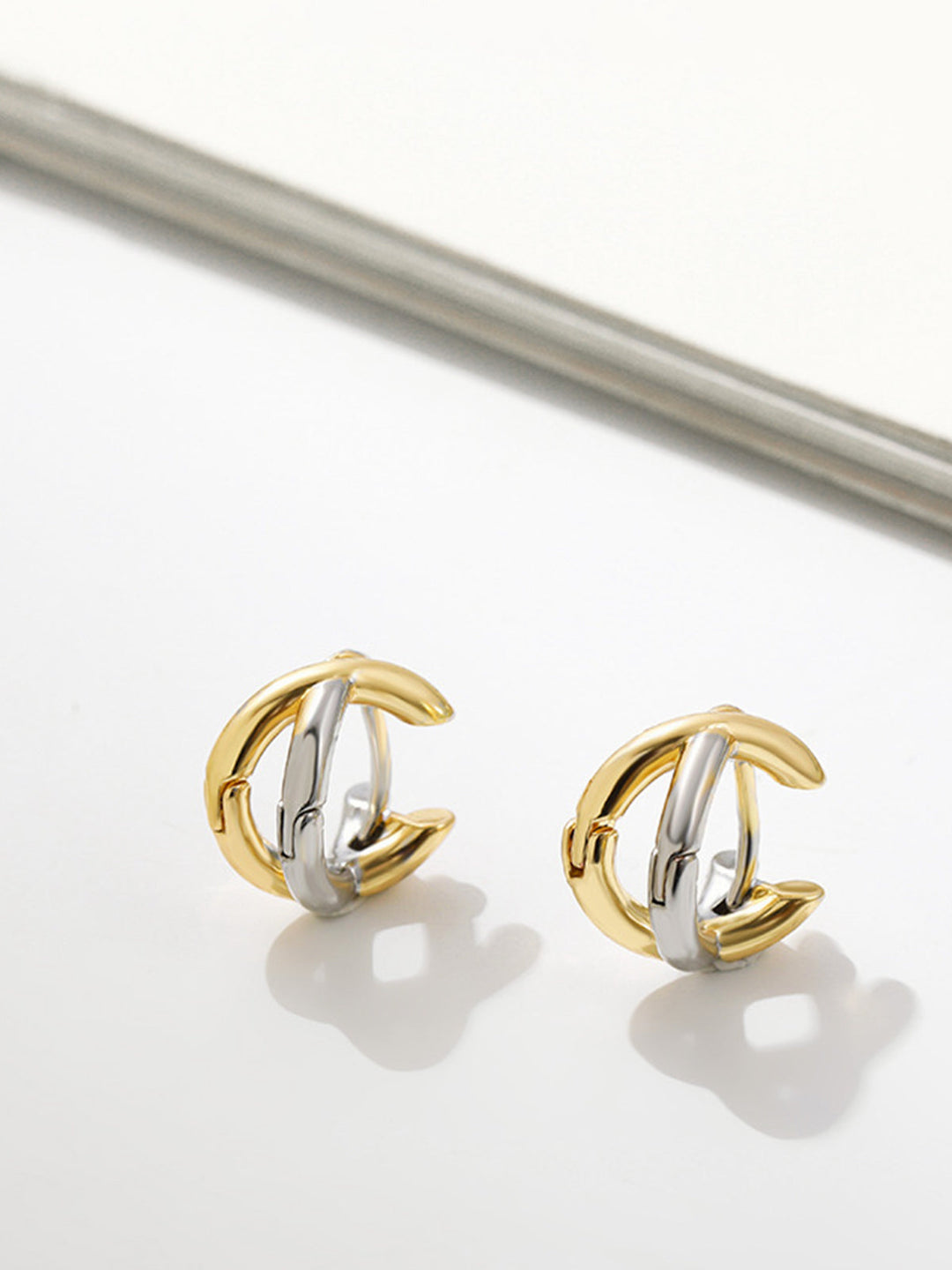 Bouton d'oreille bicolore en croix