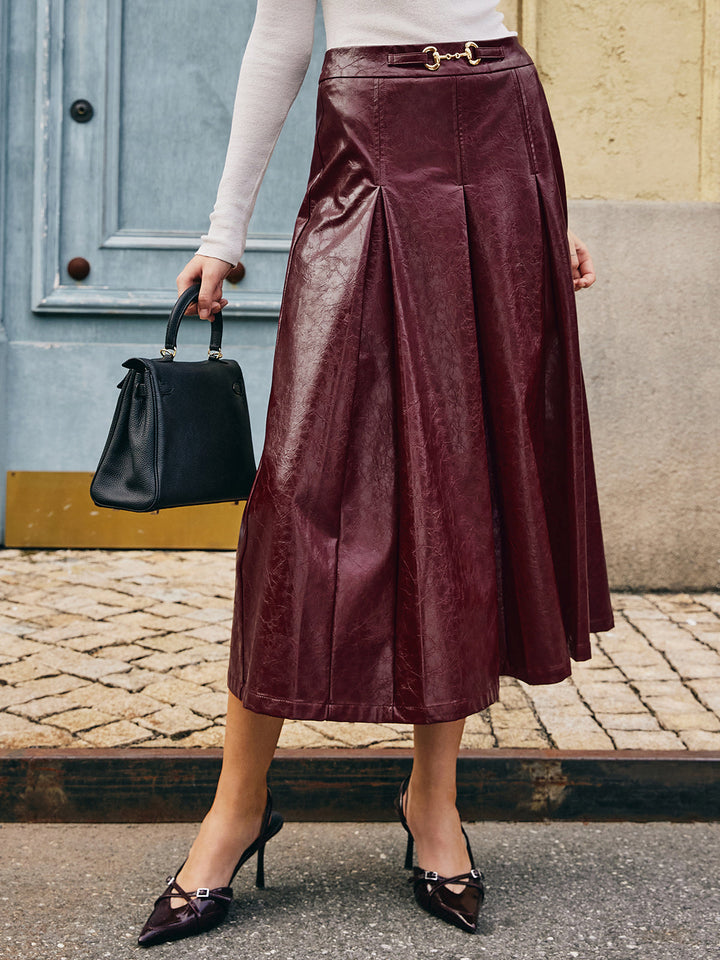 Jupe en cuir synthétique plissée avec détails métalliques