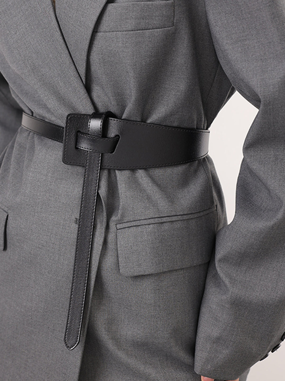 Ceinture en cuir nouée asymétrique