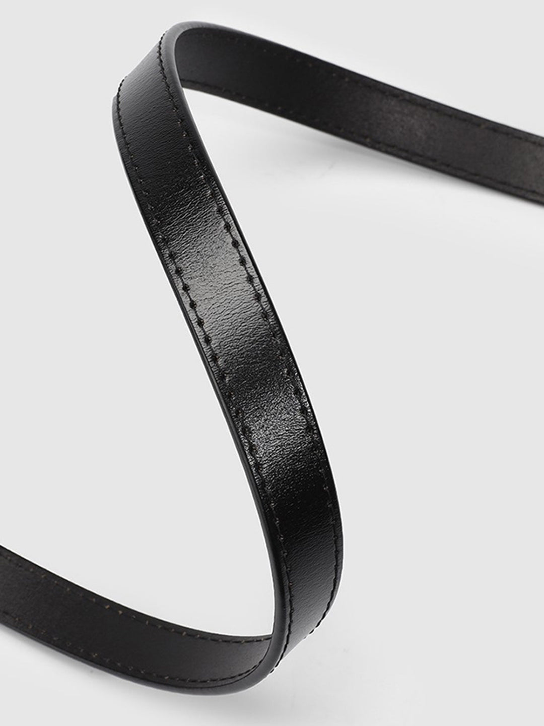 Ceinture en cuir nouée asymétrique